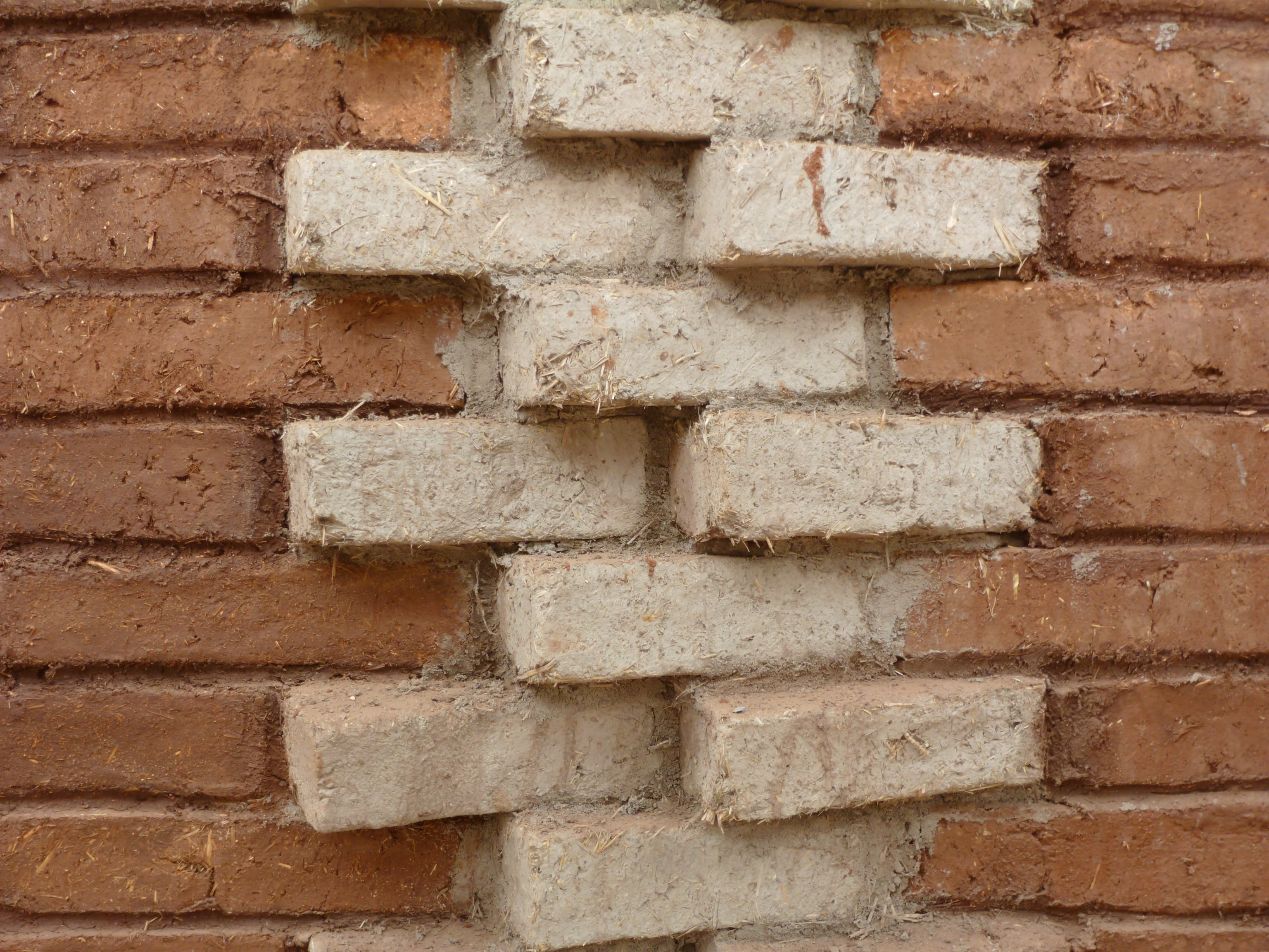 Mur en briques de terre et paille